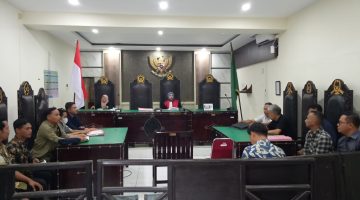 Foto: Suasana persidangan di Pengadilan Negeri Mataram saat pemeriksaan perkara sengketa tanah terkait dugaan sertifikat palsu, Jumat (17/4/2026). Majelis hakim memimpin sidang dengan menghadirkan para pihak dan kuasa hukum dalam agenda pembuktian dan keterangan ahli.(JD27)