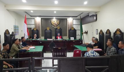 Foto: Suasana persidangan di Pengadilan Negeri Mataram saat pemeriksaan perkara sengketa tanah terkait dugaan sertifikat palsu, Jumat (17/4/2026). Majelis hakim memimpin sidang dengan menghadirkan para pihak dan kuasa hukum dalam agenda pembuktian dan keterangan ahli.(JD27)