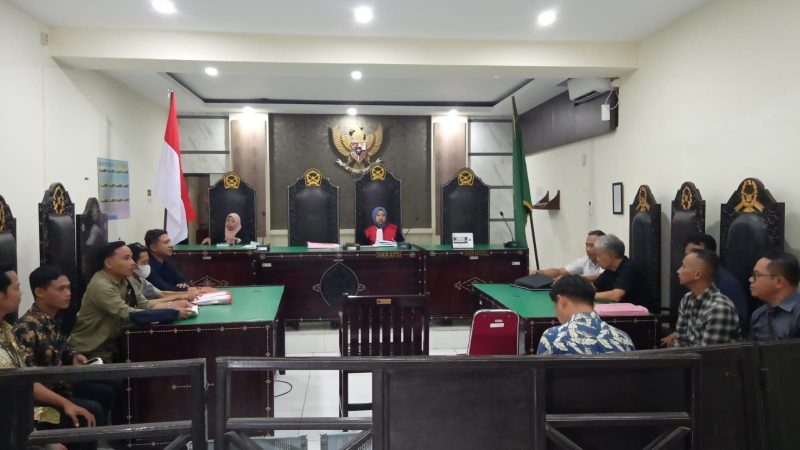 Foto: Suasana persidangan di Pengadilan Negeri Mataram saat pemeriksaan perkara sengketa tanah terkait dugaan sertifikat palsu, Jumat (17/4/2026). Majelis hakim memimpin sidang dengan menghadirkan para pihak dan kuasa hukum dalam agenda pembuktian dan keterangan ahli.(JD27)