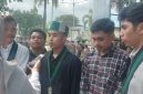 Foto: Ketua Umum HMI Cabang Mataram, Ahmad Nasri (tengah mengenakan peci HMI), memberikan keterangan kepada awak media di sela-sela aksi unjuk rasa di depan Kantor Gubernur NTB, HMI menegaskan hanya ingin menyerahkan dokumen pernyataan sikap berisi 10 tuntutan reformasi kebijakan dan anggaran secara langsung kepada Gubernur NTB. (JD09)