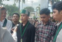 Foto: Ketua Umum HMI Cabang Mataram, Ahmad Nasri (tengah mengenakan peci HMI), memberikan keterangan kepada awak media di sela-sela aksi unjuk rasa di depan Kantor Gubernur NTB, HMI menegaskan hanya ingin menyerahkan dokumen pernyataan sikap berisi 10 tuntutan reformasi kebijakan dan anggaran secara langsung kepada Gubernur NTB. (JD09)