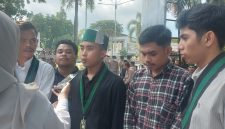 Foto: Ketua Umum HMI Cabang Mataram, Ahmad Nasri (tengah mengenakan peci HMI), memberikan keterangan kepada awak media di sela-sela aksi unjuk rasa di depan Kantor Gubernur NTB, HMI menegaskan hanya ingin menyerahkan dokumen pernyataan sikap berisi 10 tuntutan reformasi kebijakan dan anggaran secara langsung kepada Gubernur NTB. (JD09)