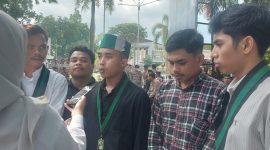 Foto: Ketua Umum HMI Cabang Mataram, Ahmad Nasri (tengah mengenakan peci HMI), memberikan keterangan kepada awak media di sela-sela aksi unjuk rasa di depan Kantor Gubernur NTB, HMI menegaskan hanya ingin menyerahkan dokumen pernyataan sikap berisi 10 tuntutan reformasi kebijakan dan anggaran secara langsung kepada Gubernur NTB. (JD09)