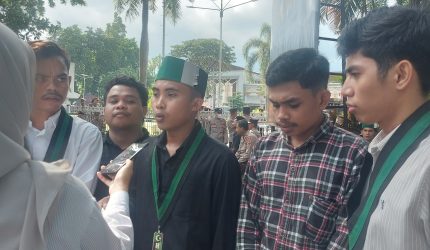 Foto: Ketua Umum HMI Cabang Mataram, Ahmad Nasri (tengah mengenakan peci HMI), memberikan keterangan kepada awak media di sela-sela aksi unjuk rasa di depan Kantor Gubernur NTB, HMI menegaskan hanya ingin menyerahkan dokumen pernyataan sikap berisi 10 tuntutan reformasi kebijakan dan anggaran secara langsung kepada Gubernur NTB. (JD09)