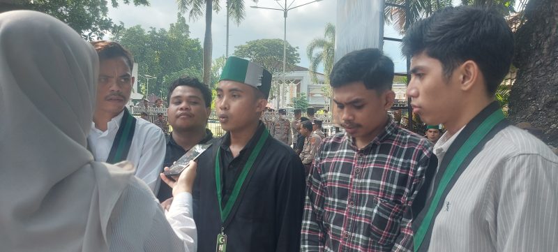 Foto: Ketua Umum HMI Cabang Mataram, Ahmad Nasri (tengah mengenakan peci HMI), memberikan keterangan kepada awak media di sela-sela aksi unjuk rasa di depan Kantor Gubernur NTB, HMI menegaskan hanya ingin menyerahkan dokumen pernyataan sikap berisi 10 tuntutan reformasi kebijakan dan anggaran secara langsung kepada Gubernur NTB. (JD09)