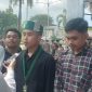 Foto: Ketua Umum HMI Cabang Mataram, Ahmad Nasri (tengah mengenakan peci HMI), memberikan keterangan kepada awak media di sela-sela aksi unjuk rasa di depan Kantor Gubernur NTB, HMI menegaskan hanya ingin menyerahkan dokumen pernyataan sikap berisi 10 tuntutan reformasi kebijakan dan anggaran secara langsung kepada Gubernur NTB. (JD09)