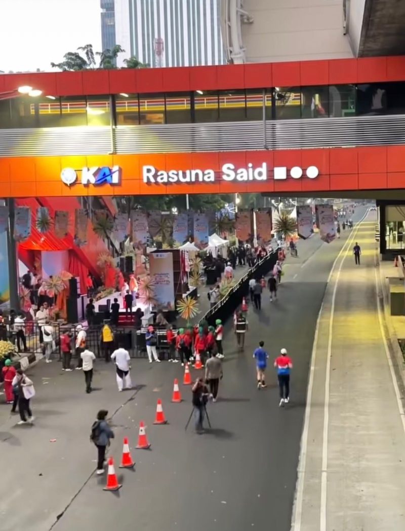 Foto: Suasana pelaksanaan Hari Bebas Kendaraan Bermotor (HBKB) atau Car Free Day (CFD) perdana di kawasan Jalan H.R. Rasuna Said, Jakarta, tepat di depan Stasiun LRT Jabodebek Rasuna Said. Pemerintah Provinsi DKI Jakarta memutuskan untuk menghentikan sementara kegiatan ini mulai Minggu (17/5/2026) guna melakukan evaluasi teknis dan penataan fasilitas publik.
