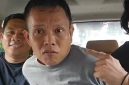 Foto: Pelaku berinisial FR alias DR (tengah), saat diamankan oleh aparat kepolisian setelah ditangkap di Pelabuhan Tanjung Perak, Surabaya. Ia diduga menjadi pelaku penyekapan dan pemerkosaan terhadap seorang mahasiswi di Makassar dengan modus lowongan kerja palsu.