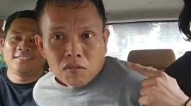 Foto: Pelaku berinisial FR alias DR (tengah), saat diamankan oleh aparat kepolisian setelah ditangkap di Pelabuhan Tanjung Perak, Surabaya. Ia diduga menjadi pelaku penyekapan dan pemerkosaan terhadap seorang mahasiswi di Makassar dengan modus lowongan kerja palsu.