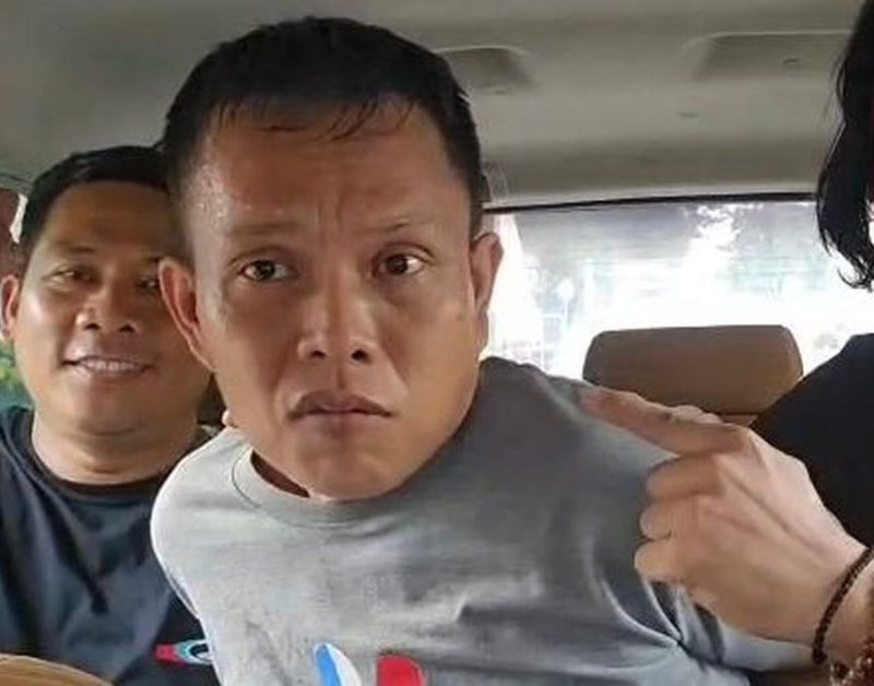 Foto: Pelaku berinisial FR alias DR (tengah), saat diamankan oleh aparat kepolisian setelah ditangkap di Pelabuhan Tanjung Perak, Surabaya. Ia diduga menjadi pelaku penyekapan dan pemerkosaan terhadap seorang mahasiswi di Makassar dengan modus lowongan kerja palsu.