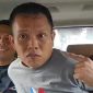 Foto: Pelaku berinisial FR alias DR (tengah), saat diamankan oleh aparat kepolisian setelah ditangkap di Pelabuhan Tanjung Perak, Surabaya. Ia diduga menjadi pelaku penyekapan dan pemerkosaan terhadap seorang mahasiswi di Makassar dengan modus lowongan kerja palsu.