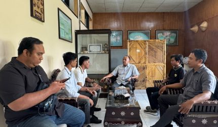 Foto: Pengurus FPP-NTB berdialog dengan jajaran Disperindag Provinsi NTB dalam audiensi terkait dugaan aktivitas usaha tanpa izin oleh CV Kecubung di Kecamatan Sape, Kabupaten Bima, Jumat (22/5/2026).
