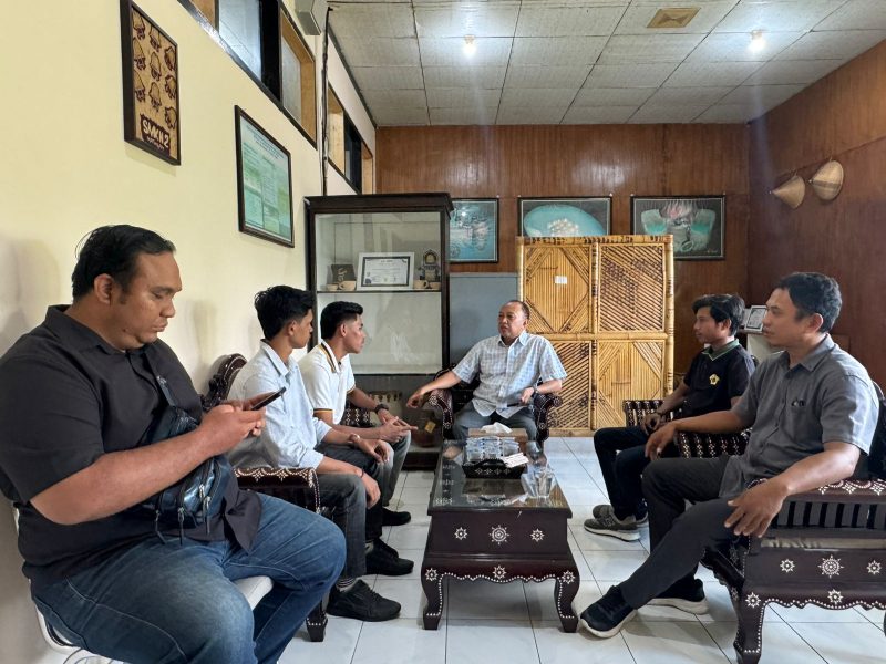 Foto: Pengurus FPP-NTB berdialog dengan jajaran Disperindag Provinsi NTB dalam audiensi terkait dugaan aktivitas usaha tanpa izin oleh CV Kecubung di Kecamatan Sape, Kabupaten Bima, Jumat (22/5/2026).