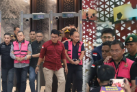 Foto: Mantan Kepala Badan Gizi Nasional (BGN) Dadan Hindayana, bersama Sonny Sanjaya dan Lodewyk Pusung, digiring petugas keluar dari Gedung Bundar Jampidsus dengan mengenakan rompi tahanan khas Kejaksaan Agung, Jakarta, Rabu (3/6/2026). Pihak Kejaksaan Agung masih belum memberikan keterangan resmi terkait konstruksi perkara yang menjerat ketiganya. (Istimewa)