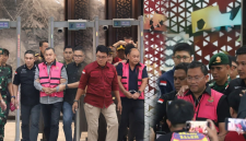 Foto: Mantan Kepala Badan Gizi Nasional (BGN) Dadan Hindayana, bersama Sonny Sanjaya dan Lodewyk Pusung, digiring petugas keluar dari Gedung Bundar Jampidsus dengan mengenakan rompi tahanan khas Kejaksaan Agung, Jakarta, Rabu (3/6/2026). Pihak Kejaksaan Agung masih belum memberikan keterangan resmi terkait konstruksi perkara yang menjerat ketiganya. (Istimewa)