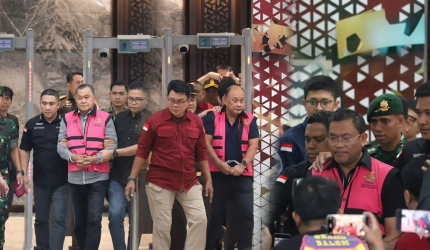 Foto: Mantan Kepala Badan Gizi Nasional (BGN) Dadan Hindayana, bersama Sonny Sanjaya dan Lodewyk Pusung, digiring petugas keluar dari Gedung Bundar Jampidsus dengan mengenakan rompi tahanan khas Kejaksaan Agung, Jakarta, Rabu (3/6/2026). Pihak Kejaksaan Agung masih belum memberikan keterangan resmi terkait konstruksi perkara yang menjerat ketiganya. (Istimewa)