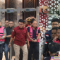 Foto: Mantan Kepala Badan Gizi Nasional (BGN) Dadan Hindayana, bersama Sonny Sanjaya dan Lodewyk Pusung, digiring petugas keluar dari Gedung Bundar Jampidsus dengan mengenakan rompi tahanan khas Kejaksaan Agung, Jakarta, Rabu (3/6/2026). Pihak Kejaksaan Agung masih belum memberikan keterangan resmi terkait konstruksi perkara yang menjerat ketiganya. (Istimewa)