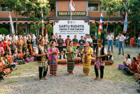Suasana kemeriahan program Sabtu Budaya di SMAN 9 Mataram yang diisi dengan penampilan seni tradisional, permainan rakyat, dan penggunaan pakaian adat khas NTB sebagai upaya merawat tradisi dan membentuk karakter siswa berbasis Profil Pelajar Pancasila. (Foto: dok.istimewa)