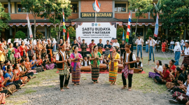 Suasana kemeriahan program Sabtu Budaya di SMAN 9 Mataram yang diisi dengan penampilan seni tradisional, permainan rakyat, dan penggunaan pakaian adat khas NTB sebagai upaya merawat tradisi dan membentuk karakter siswa berbasis Profil Pelajar Pancasila. (Foto: dok.istimewa)