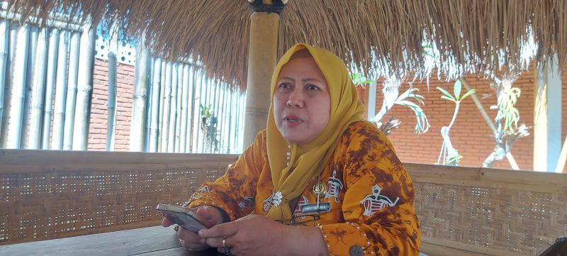 Kepala SMAN 9 Mataram, Ibu Nengah Istiqomah, M.Pd., saat memberikan keterangan mengenai pentingnya program Sabtu Budaya sebagai strategi edukatif untuk membentuk generasi muda yang berkarakter di tengah gempuran modernisasi. (Foto: Jejakdata.com)