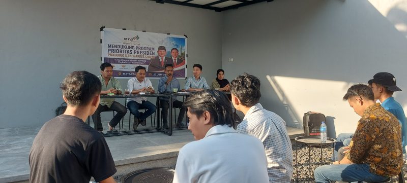 Suasana konferensi pers NTB Institute di Coffee Iforest, Mataram, Sabtu (27/6/2026). Dipimpin langsung oleh Direktur Esekutif Gunawan Al Bima (tengah), lembaga ini menyatakan dukungannya terhadap program strategis nasional Presiden Prabowo dan Wapres Gibran Rakabuming Raka sembari mendorong adanya evaluasi tata kelola secara total. (Foto: Dok. JD09)