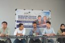 Direktur Esekutif NTB Institute Gunawan Al Bima (tengah memegang mikrofon) saat membacakan pernyataan sikap dalam konferensi pers yang digelar di Coffee Iforest, Mataram, Sabtu (27/6/2026). Dalam agenda tersebut, NTB Institute mendeklarasikan dukungan terhadap program prioritas Makan Bergizi Gratis (MBG) dan Koperasi Desa (Kopdes) pemerintahan Prabowo-Gibran dengan catatan perbaikan tata kelola. (Foto: Dok. JD09)