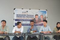 Direktur Esekutif NTB Institute Gunawan Al Bima (tengah memegang mikrofon) saat membacakan pernyataan sikap dalam konferensi pers yang digelar di Coffee Iforest, Mataram, Sabtu (27/6/2026). Dalam agenda tersebut, NTB Institute mendeklarasikan dukungan terhadap program prioritas Makan Bergizi Gratis (MBG) dan Koperasi Desa (Kopdes) pemerintahan Prabowo-Gibran dengan catatan perbaikan tata kelola. (Foto: Dok. JD09)