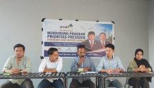 Direktur Esekutif NTB Institute Gunawan Al Bima (tengah memegang mikrofon) saat membacakan pernyataan sikap dalam konferensi pers yang digelar di Coffee Iforest, Mataram, Sabtu (27/6/2026). Dalam agenda tersebut, NTB Institute mendeklarasikan dukungan terhadap program prioritas Makan Bergizi Gratis (MBG) dan Koperasi Desa (Kopdes) pemerintahan Prabowo-Gibran dengan catatan perbaikan tata kelola. (Foto: Dok. JD09)
