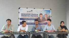 Direktur Esekutif NTB Institute Gunawan Al Bima (tengah memegang mikrofon) saat membacakan pernyataan sikap dalam konferensi pers yang digelar di Coffee Iforest, Mataram, Sabtu (27/6/2026). Dalam agenda tersebut, NTB Institute mendeklarasikan dukungan terhadap program prioritas Makan Bergizi Gratis (MBG) dan Koperasi Desa (Kopdes) pemerintahan Prabowo-Gibran dengan catatan perbaikan tata kelola. (Foto: Dok. JD09)