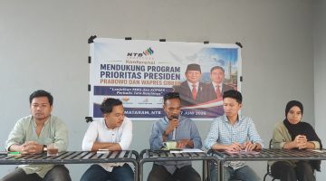 Direktur Esekutif NTB Institute Gunawan Al Bima (tengah memegang mikrofon) saat membacakan pernyataan sikap dalam konferensi pers yang digelar di Coffee Iforest, Mataram, Sabtu (27/6/2026). Dalam agenda tersebut, NTB Institute mendeklarasikan dukungan terhadap program prioritas Makan Bergizi Gratis (MBG) dan Koperasi Desa (Kopdes) pemerintahan Prabowo-Gibran dengan catatan perbaikan tata kelola. (Foto: Dok. JD09)