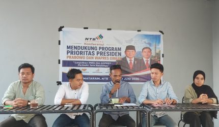 Direktur Esekutif NTB Institute Gunawan Al Bima (tengah memegang mikrofon) saat membacakan pernyataan sikap dalam konferensi pers yang digelar di Coffee Iforest, Mataram, Sabtu (27/6/2026). Dalam agenda tersebut, NTB Institute mendeklarasikan dukungan terhadap program prioritas Makan Bergizi Gratis (MBG) dan Koperasi Desa (Kopdes) pemerintahan Prabowo-Gibran dengan catatan perbaikan tata kelola. (Foto: Dok. JD09)