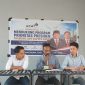 Direktur Esekutif NTB Institute Gunawan Al Bima (tengah memegang mikrofon) saat membacakan pernyataan sikap dalam konferensi pers yang digelar di Coffee Iforest, Mataram, Sabtu (27/6/2026). Dalam agenda tersebut, NTB Institute mendeklarasikan dukungan terhadap program prioritas Makan Bergizi Gratis (MBG) dan Koperasi Desa (Kopdes) pemerintahan Prabowo-Gibran dengan catatan perbaikan tata kelola. (Foto: Dok. JD09)