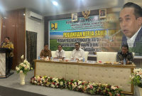 Mewakili Mori Hanafi: Wakil Ketua DPRD Kabupaten Bima, Nazaruddin, S.H. (kiri, di podium), saat membacakan amanat tertulis dari Anggota DPR RI Komisi V, H. Mori Hanafi, S.E., M.Com., dalam acara Penandatanganan Perjanjian Kerja Sama (PJS) Program P3-TGAI Tahun Anggaran 2026 di Bima, Selasa (30/6/2026). (Foto:JD09)