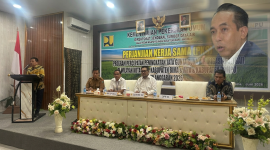 Mewakili Mori Hanafi: Wakil Ketua DPRD Kabupaten Bima, Nazaruddin, S.H. (kiri, di podium), saat membacakan amanat tertulis dari Anggota DPR RI Komisi V, H. Mori Hanafi, S.E., M.Com., dalam acara Penandatanganan Perjanjian Kerja Sama (PJS) Program P3-TGAI Tahun Anggaran 2026 di Bima, Selasa (30/6/2026). (Foto:JD09)