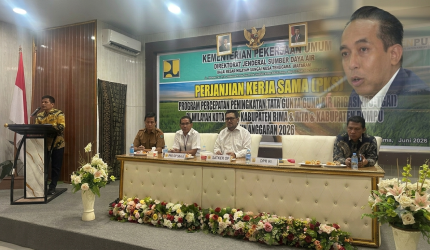 Mewakili Mori Hanafi: Wakil Ketua DPRD Kabupaten Bima, Nazaruddin, S.H. (kiri, di podium), saat membacakan amanat tertulis dari Anggota DPR RI Komisi V, H. Mori Hanafi, S.E., M.Com., dalam acara Penandatanganan Perjanjian Kerja Sama (PJS) Program P3-TGAI Tahun Anggaran 2026 di Bima, Selasa (30/6/2026). (Foto:JD09)