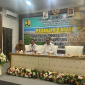 Mewakili Mori Hanafi: Wakil Ketua DPRD Kabupaten Bima, Nazaruddin, S.H. (kiri, di podium), saat membacakan amanat tertulis dari Anggota DPR RI Komisi V, H. Mori Hanafi, S.E., M.Com., dalam acara Penandatanganan Perjanjian Kerja Sama (PJS) Program P3-TGAI Tahun Anggaran 2026 di Bima, Selasa (30/6/2026). (Foto:JD09)
