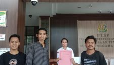 Foto: Aliansi Mahasiswa Peduli Indonesia (AMPI) NTB saat menyampaikan laporan dugaan penyimpangan proyek peningkatan dan rehabilitasi jaringan irigasi BBWS NT I senilai Rp54 miliar ke Kejaksaan Tinggi Nusa Tenggara Barat (Kejati NTB), Rabu (3/6/2026). (JD27).