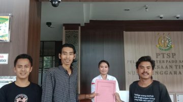 Foto: Aliansi Mahasiswa Peduli Indonesia (AMPI) NTB saat menyampaikan laporan dugaan penyimpangan proyek peningkatan dan rehabilitasi jaringan irigasi BBWS NT I senilai Rp54 miliar ke Kejaksaan Tinggi Nusa Tenggara Barat (Kejati NTB), Rabu (3/6/2026). (JD27).