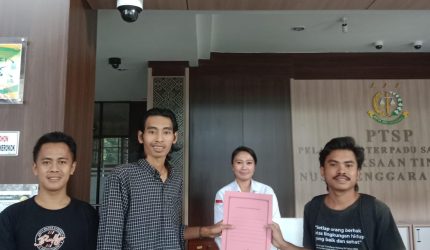 Foto: Aliansi Mahasiswa Peduli Indonesia (AMPI) NTB saat menyampaikan laporan dugaan penyimpangan proyek peningkatan dan rehabilitasi jaringan irigasi BBWS NT I senilai Rp54 miliar ke Kejaksaan Tinggi Nusa Tenggara Barat (Kejati NTB), Rabu (3/6/2026). (JD27).