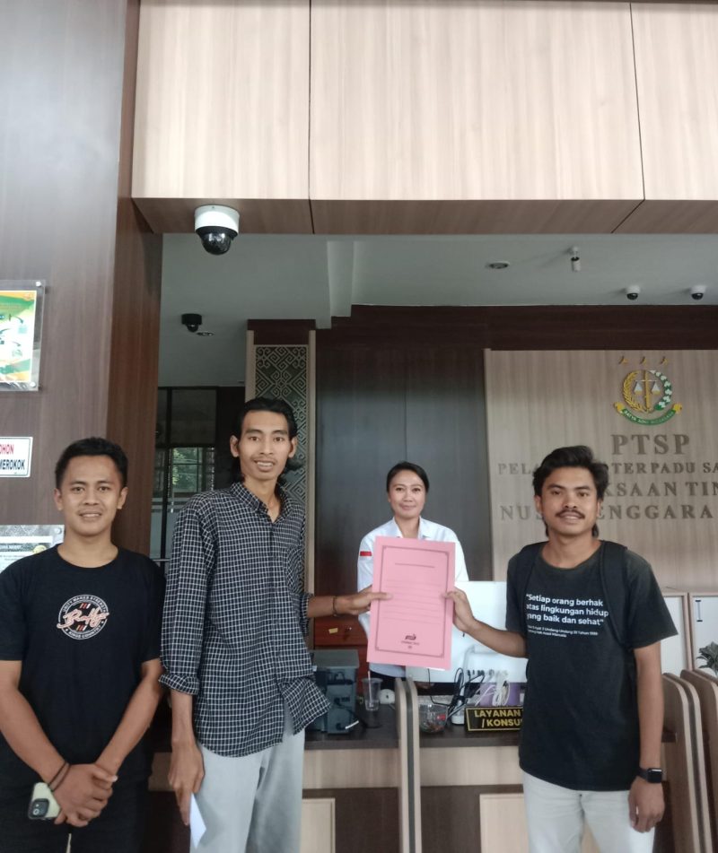 Foto: Aliansi Mahasiswa Peduli Indonesia (AMPI) NTB saat menyampaikan laporan dugaan penyimpangan proyek peningkatan dan rehabilitasi jaringan irigasi BBWS NT I senilai Rp54 miliar ke Kejaksaan Tinggi Nusa Tenggara Barat (Kejati NTB), Rabu (3/6/2026). (JD27).