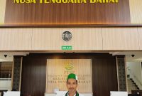 Caca Handika Ketua Umum Badko HMI Bali Nusra berpose di lobi Pelayanan Terpadu Satu Pintu (PTSP) Kejati NTB usai menyampaikan desakan terkait pemeriksaan kepala daerah dalam kasus dugaan reklamasi ilegal Pantai Amahami Bima. (Foto: Dok. Istimewa)