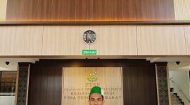 Caca Handika Ketua Umum Badko HMI Bali Nusra berpose di lobi Pelayanan Terpadu Satu Pintu (PTSP) Kejati NTB usai menyampaikan desakan terkait pemeriksaan kepala daerah dalam kasus dugaan reklamasi ilegal Pantai Amahami Bima. (Foto: Dok. Istimewa)