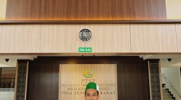Caca Handika Ketua Umum Badko HMI Bali Nusra berpose di lobi Pelayanan Terpadu Satu Pintu (PTSP) Kejati NTB usai menyampaikan desakan terkait pemeriksaan kepala daerah dalam kasus dugaan reklamasi ilegal Pantai Amahami Bima. (Foto: Dok. Istimewa)