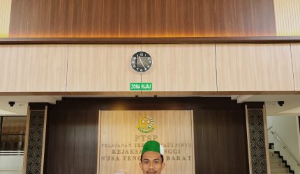 Caca Handika Ketua Umum Badko HMI Bali Nusra berpose di lobi Pelayanan Terpadu Satu Pintu (PTSP) Kejati NTB usai menyampaikan desakan terkait pemeriksaan kepala daerah dalam kasus dugaan reklamasi ilegal Pantai Amahami Bima. (Foto: Dok. Istimewa)