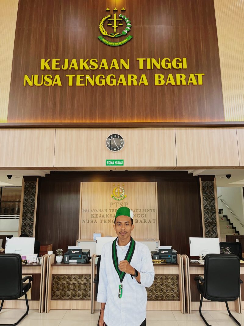 Caca Handika Ketua Umum Badko HMI Bali Nusra berpose di lobi Pelayanan Terpadu Satu Pintu (PTSP) Kejati NTB usai menyampaikan desakan terkait pemeriksaan kepala daerah dalam kasus dugaan reklamasi ilegal Pantai Amahami Bima. (Foto: Dok. Istimewa)