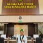 Caca Handika Ketua Umum Badko HMI Bali Nusra berpose di lobi Pelayanan Terpadu Satu Pintu (PTSP) Kejati NTB usai menyampaikan desakan terkait pemeriksaan kepala daerah dalam kasus dugaan reklamasi ilegal Pantai Amahami Bima. (Foto: Dok. Istimewa)