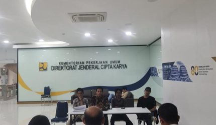 Perwakilan Gerakan Mahasiswa dan Pemuda Penyelamat APBN (GMPPA) saat diterima oleh pejabat Direktorat Jenderal Cipta Karya di kantor Kementerian Pekerjaan Umum, Jakarta, Selasa (9/6/2026). Pertemuan tersebut membahas tuntutan mahasiswa terkait dugaan manipulasi tender proyek Sekolah Rakyat senilai Rp250 miliar di NTB. (Foto: Istimewa)
