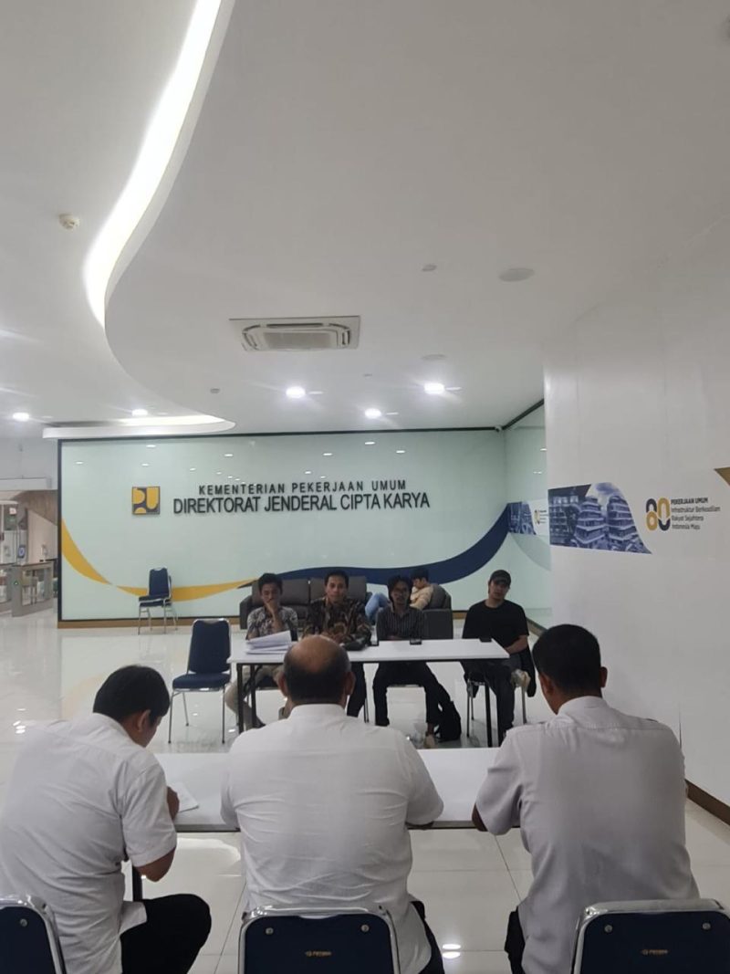 Perwakilan Gerakan Mahasiswa dan Pemuda Penyelamat APBN (GMPPA) saat diterima oleh pejabat Direktorat Jenderal Cipta Karya di kantor Kementerian Pekerjaan Umum, Jakarta, Selasa (9/6/2026). Pertemuan tersebut membahas tuntutan mahasiswa terkait dugaan manipulasi tender proyek Sekolah Rakyat senilai Rp250 miliar di NTB. (Foto: Istimewa)