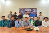 Ketua Umum Bakorda HIPMI PT NTB, Haikal Fahad Al Amudy (tengah depan), memberikan keterangan pers didampingi jajaran pengurus di Coffee Town Station, Mataram, Kamis malam (18/6/2026). Dalam pernyataan sikapnya, mereka mendesak gerakan mahasiswa untuk menjaga independensi dari kepentingan politik praktis. (Foto: Dok. Jejakdata.com)