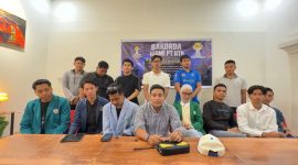 Ketua Umum Bakorda HIPMI PT NTB, Haikal Fahad Al Amudy (tengah depan), memberikan keterangan pers didampingi jajaran pengurus di Coffee Town Station, Mataram, Kamis malam (18/6/2026). Dalam pernyataan sikapnya, mereka mendesak gerakan mahasiswa untuk menjaga independensi dari kepentingan politik praktis. (Foto: Dok. Jejakdata.com)